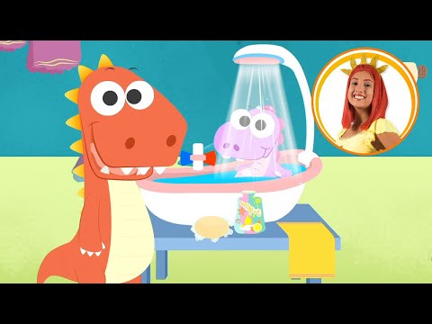 Eddie impara a fare il bagnetto ad un bebè 🧽🧼