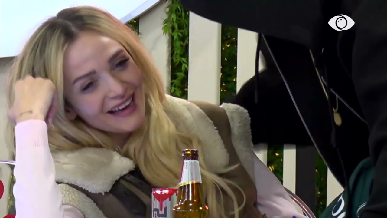 Gimbo thur vargje dhe i këndon Selinit teksa qëndrojnë me njëri-tjetrin