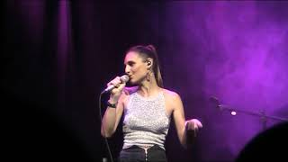 Conchita - Un beso redondo (by Sari)