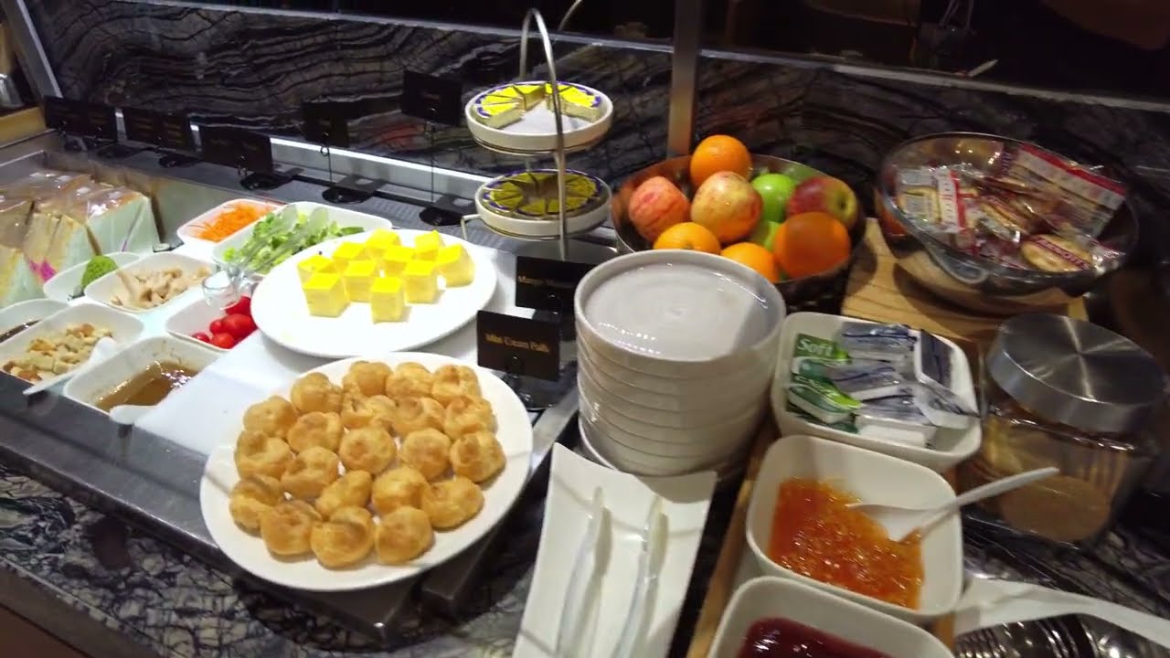 Singapore Airlines KrisFlyer Gold Lounge thumbnail