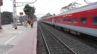 preview picture of video '[HD] 14 sec show : Howrah Rajdhani blisters with GZB P7'