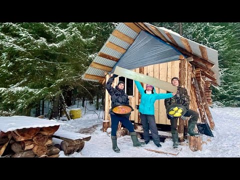 Hütte in den Taigawäldern.Spuren von Tieren in der Hütte.Wir kochen Borschtsch im Kessel auf dem