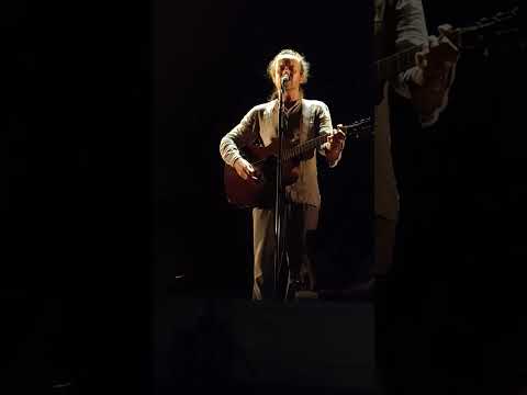 Damien Rice finds out about Sinead O'Connor's death during a concert in Valencia and sings NC2U