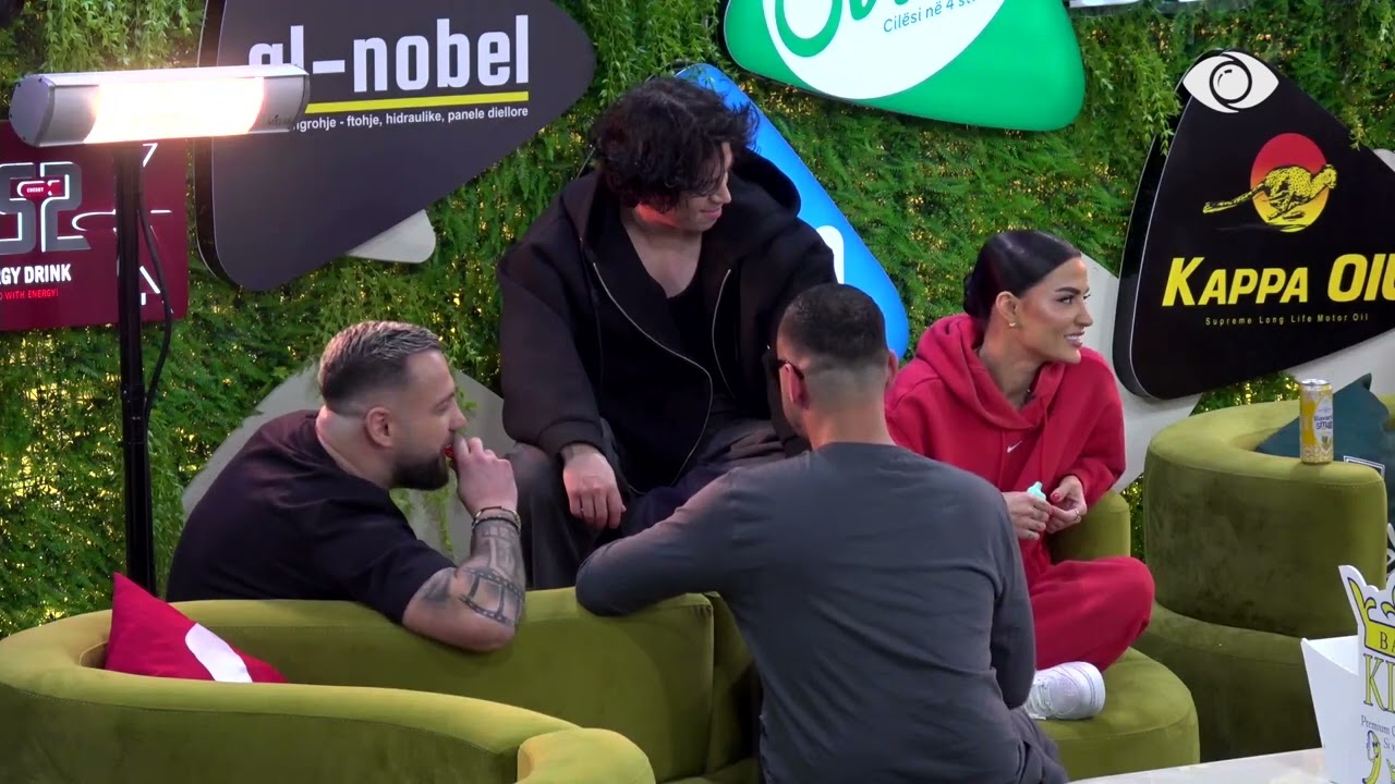 Stenaldo merr rolin e komentatorit sportiv, komenton skenat e nxehta të një filmi për të rritur