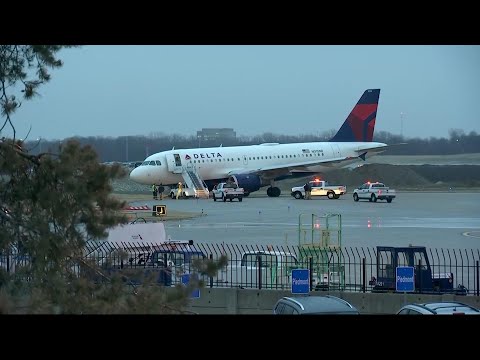 Plane slides off taxiway in icy Kansas City Plane slides off taxiway in icy Kansas City