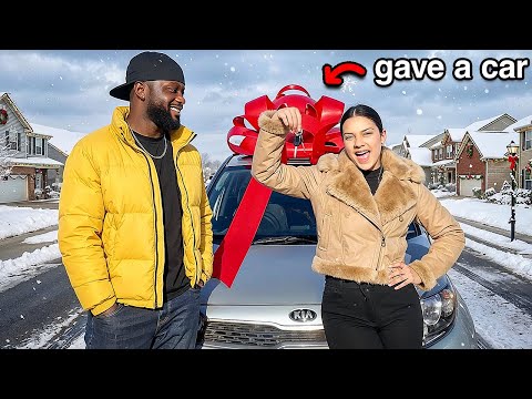 Ich habe meine Freundin zu Weihnachten mit einem neuen Auto überrascht.