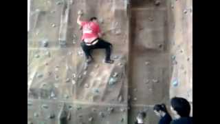 preview picture of video 'La caida de ensali en el rocodromo escalando'