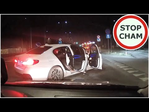 Ekipa z BMW w kominiarkach z baseballami zatrzymuje auto na drodze