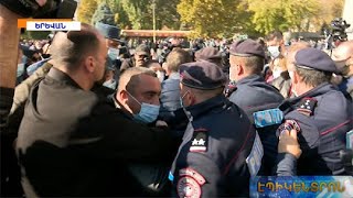 «Նիկո՛լ, դավաճա՛ն». ոստիկանները բռնի ուժով բերման են ենթարկում քաղաքացիներին Ազատության հրապարակից