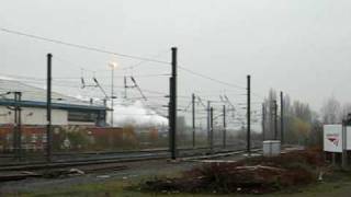 preview picture of video 'Sir Nigel Gresley Arriving at York Station on the London Christmas Express 28 November 2009'