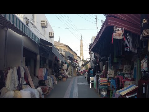 Rua Arasta e Mercado Municipal de Bandabulya em Nicósia, Chipre (21 de outubro de 2016)