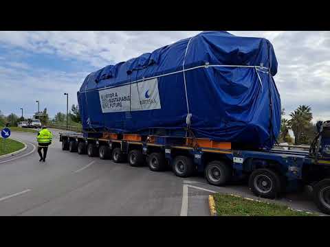 Il trasporto eccezionale del grande motore endotermico dal porto al nucleo industriale