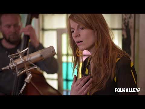 Folk Alley Sessions: Moira Smiley - "Dressed in Yellow"