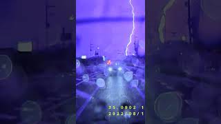 【ドラレコ】雷が落ちて街が停電する瞬間