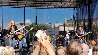 Hurriganes - Keep on knockin&#39; @ Kallio Block Party 2017