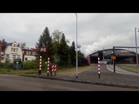 STAR 52 8060-7 vertrekt met een stam rijtuigen uit veendam