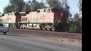 preview picture of video 'Amtrak #717 meets BNSF4488 E @ e. Shafter [HD]'