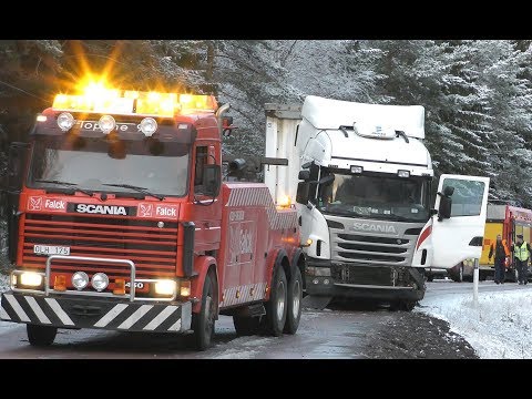Scania R143 Heavy Recovery Truck vs Scania Semi Trailer - Sweden 4K