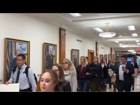 Dozens of reporters walk out of Pentagon amid new journalist demands
