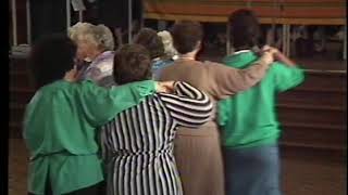 Late TV: Volksdansen ouderen gemeente Echt bij Ursulinen (1986)