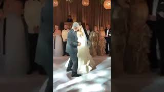 Captan al alcalde de la capital muy alegre en la celebración de la boda de su hija en EE.UU.
