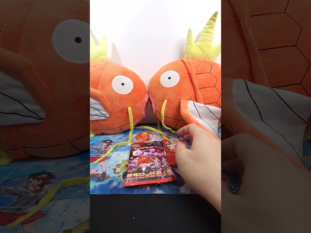 Vídeo relacionado con Pokémon PKW3943-20cm Peluche Karpador de Peluche Oficial