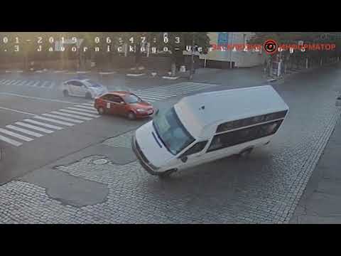 ДТП в Днепре. Huindai протаранил Mercedes, маршрутка перевернулась