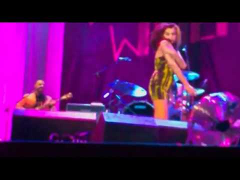 Amy Winehouse booed off stage