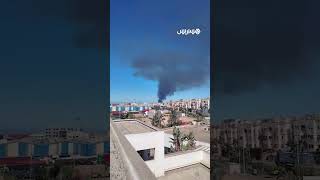 حريق ضخم بمستودع متلاشيات بعين حرودة يكسو سماء  الدار البيضاء بالدخان thumbnail