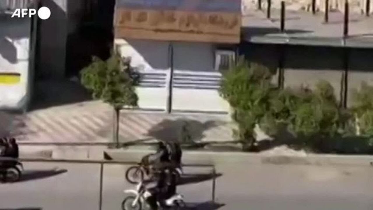 Proteste in Iran, a Kazerun le forze di sicurezza sparano ad altezza uomo