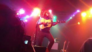 Brett Dennen dancing to Make You Fall In Love With Me (live)