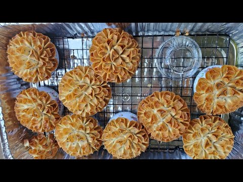 6-19-22 Ua Khaub Noom  Ncuav Paj Qab Zib/Home made delicious flower cookies.