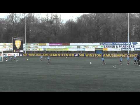 Prachtig doelpunt tijdens de warming-up van Omar