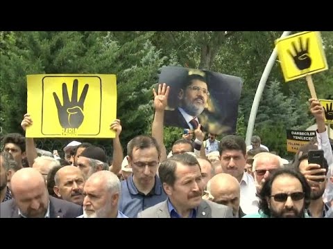 شاهد إقامة صلاة الجنازة على روح محمد مرسي في إسطنبول