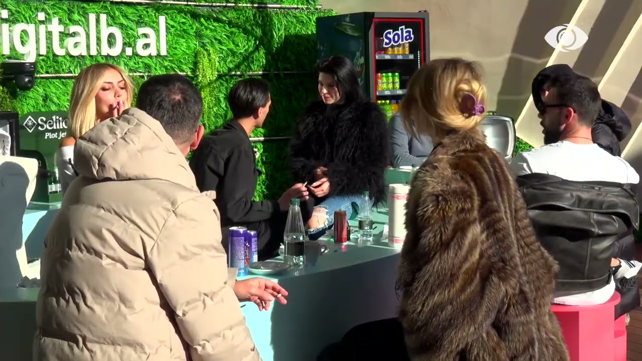 Puthet burri dhe i lihet buzëkuqi në faqe/ Keijsi i hedh batuta Kristit
