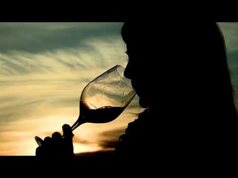 Découvrez les étapes clefs de l'élevage de notre Pinot Noir Grands Terroirs, un cru parcellaire issu d'un micro-climat unique, à Auvernier, Neuchâtel. Domaine Bouvet-Jabloir.