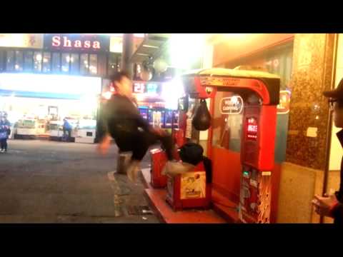 Boxautomat wird vom Kung Fu Master demoliert