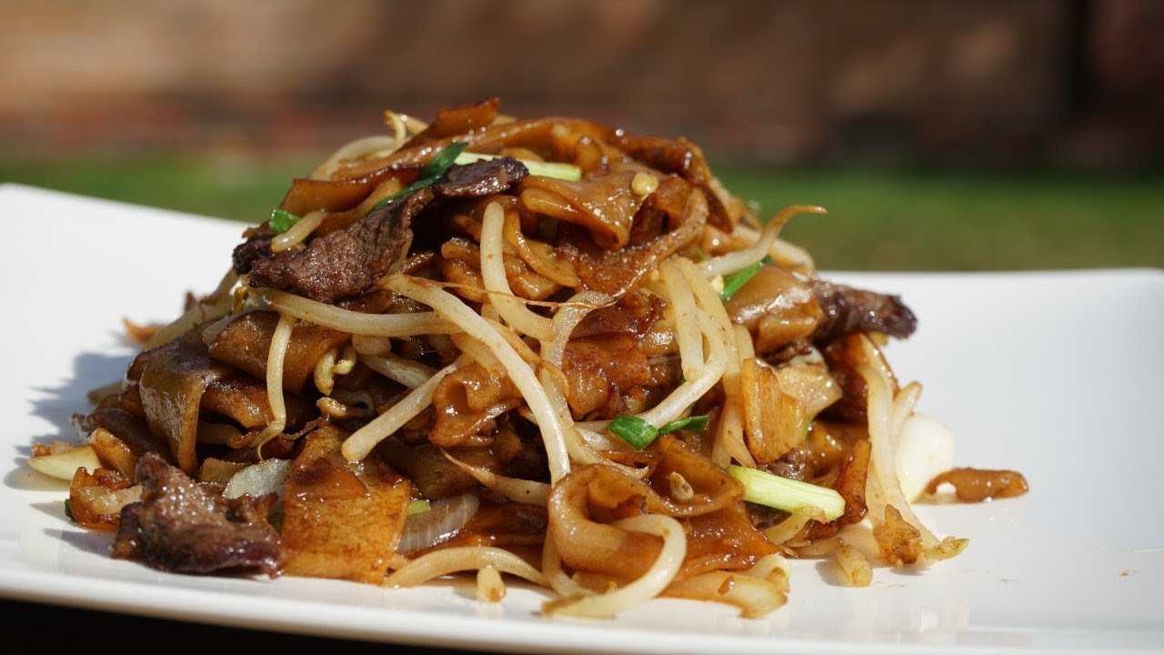 Pâtes de riz sautées au bœuf (干炒牛河)