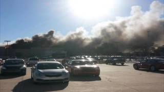 preview picture of video 'Avión se estrella contra un edificio en aeropuerto Wichita Mid-Continent en EE.UU.'