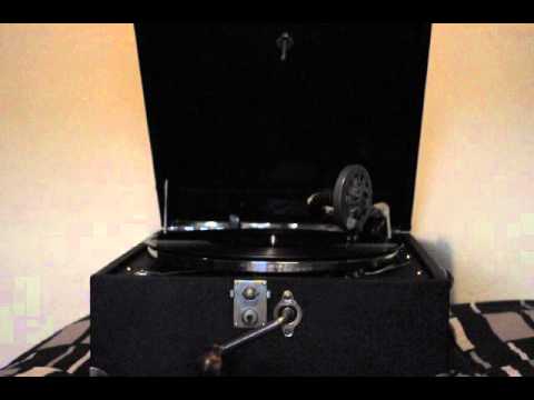 There´s One Little Girl Who Loves Me- Ipana Troubadours 1927