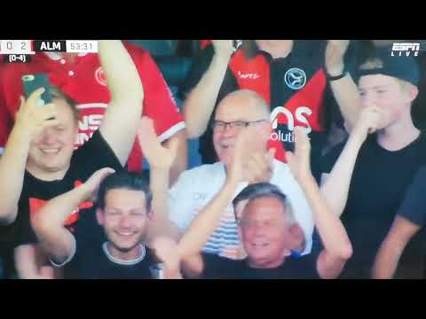 Jorrit Smeets scoort op prachtige wijze de 0-2 voor Almere tegen Emmen