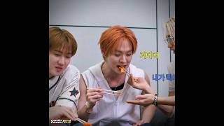 eles fazendo tudo menos atuando kkkk #straykids #skzmemes