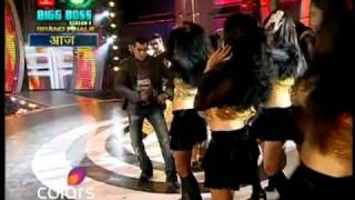 Salman hitting the dance floor at Big Boss4