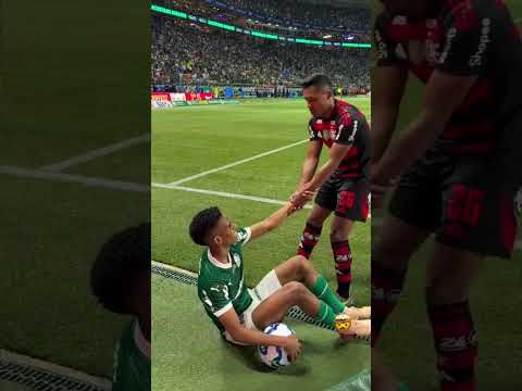 Estêvão vai ao CHÃO no corpo a corpo com Alex Sandro! #flamengo #palmeiras #shorts