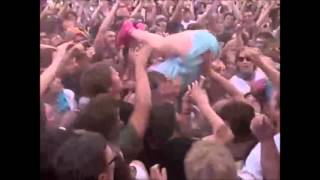 Неудачный прыжок Кэти Перри в толпу - Видео онлайн