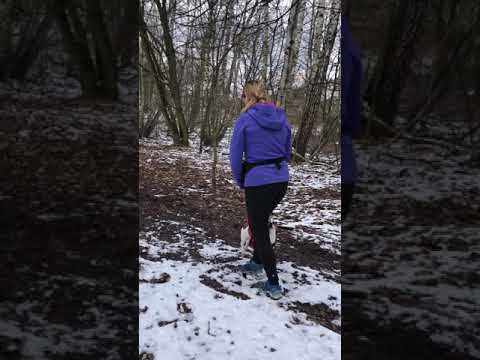 Skupienie uwagi w ruchu zapraszającym do kontaktu