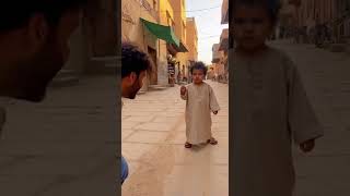 كورس مذيع وطفل مضحك