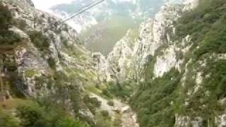 preview picture of video 'Dès Arenas de Cabrales à Puente Poncebos F- GUIASTUR'