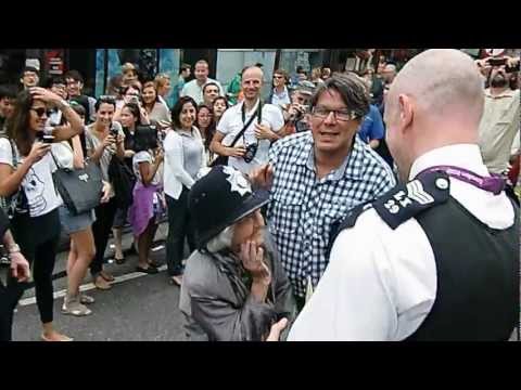 Oma Ella mit Englischer Polizei in London 2012