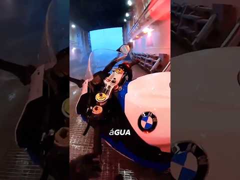 Saltei de Moto do Navio da BMW Afundando! (Resgatei Tudo) 🎒🏍️